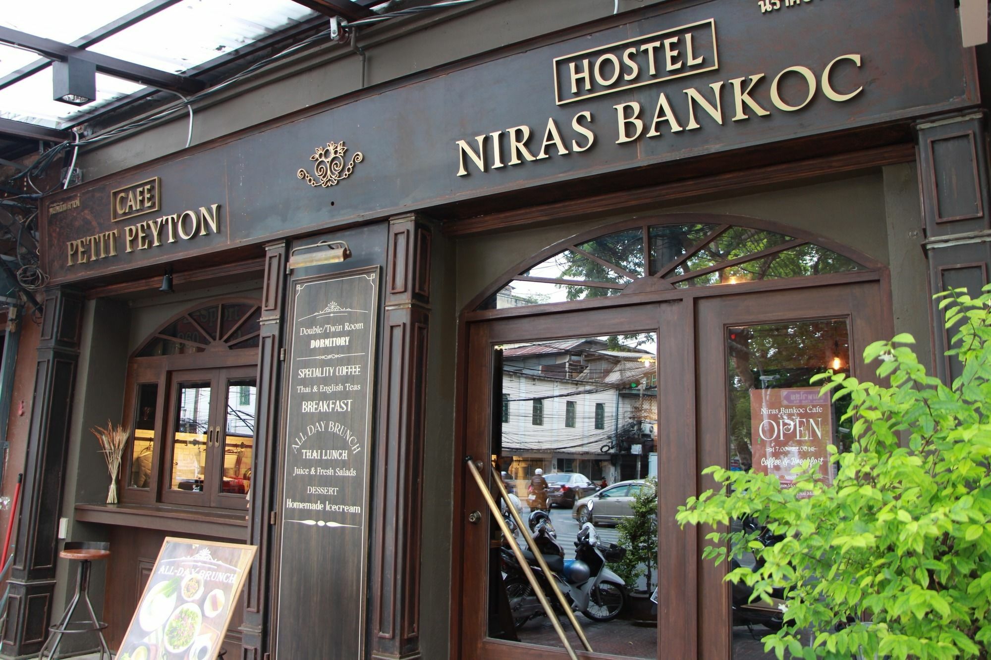 Niras Bankoc Hostel Bangkok Exterior photo